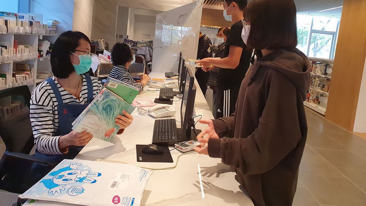 屏東總圖提升借閱服務,首創全國公共圖書館推出智慧閱讀推薦服務,為讀者量身打造專屬書單。(圖/屏東縣政府文化處提供) 屏東總圖提升借閱服務,首創全國公共圖書館推出智慧閱讀推薦服務,為讀者量身打造專屬書單。(圖/屏東縣政府文化處提供)