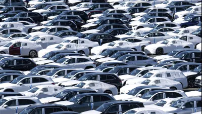 2025年4月1日,在德國不來梅港BLG Autoterminal碼頭,汽車排成一列等待裝船。(AP)