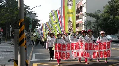 台南自決公投大遊行 手持制憲改國號旗幟
