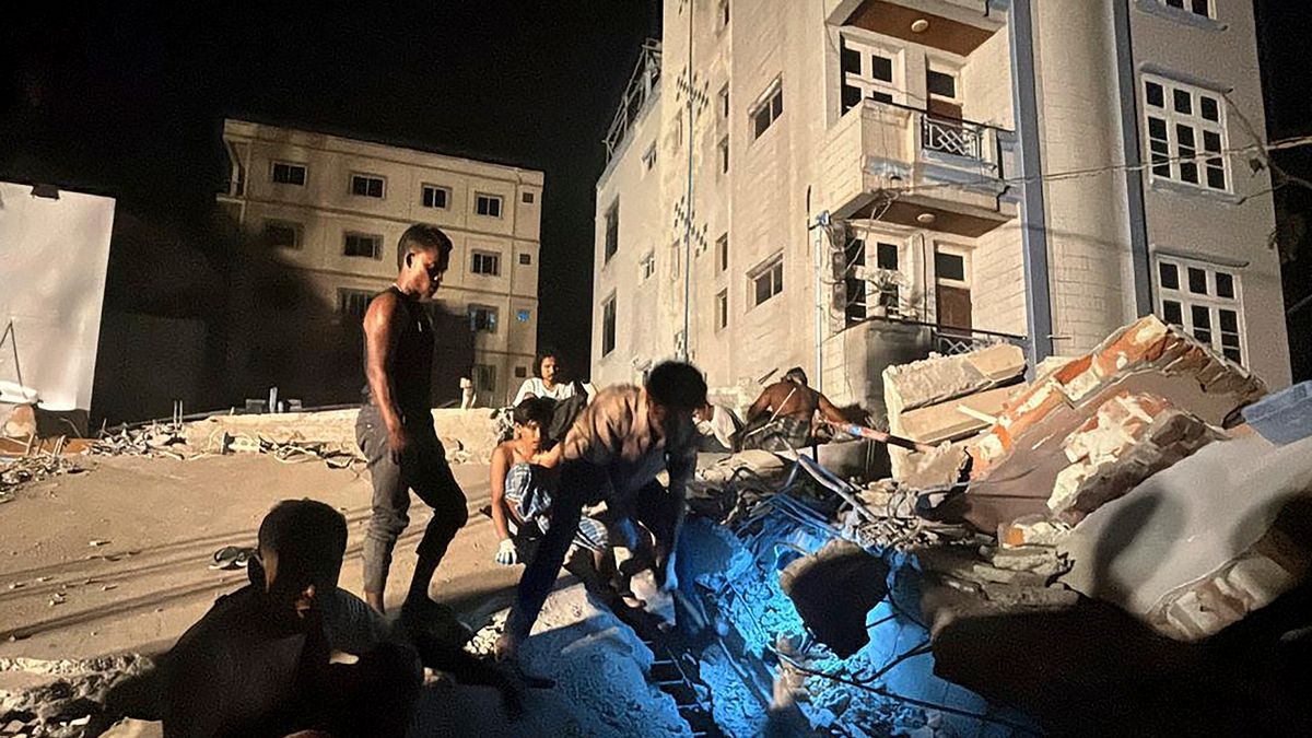 2025年3月29日,緬甸曼德勒的志工正在尋找強震的生還者。(美聯社) 2025年3月29日,緬甸曼德勒的志工正在尋找強震的生還者。(美聯社)