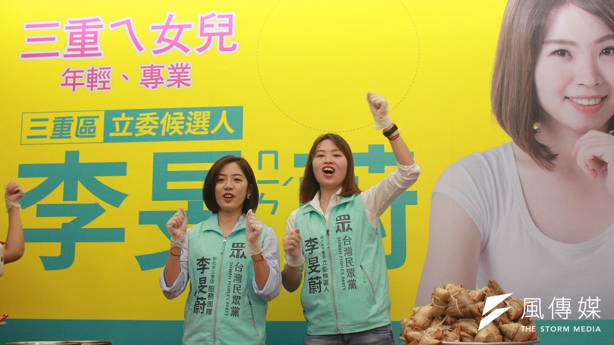 新北市三重區立委候選人李旻蔚輔選傳出與總統蔡英文合掛看板,且已獲民進黨同意。對此,民進黨3日駁斥,並強調唯一支持現任立委余天。圖為民眾黨不分區候選人「學姊」黃瀞瑩(左)日前為李旻蔚(右)站台。(資料照,方炳超攝) 新北市三重區立委候選人李旻蔚輔選傳出與總統蔡英文合掛看板,且已獲民進黨同意。對此,民進黨3日駁斥,並強調唯一支持現任立委余天。圖為民眾黨不分區候選人「學姊」黃瀞瑩(左)日前為李旻蔚(右)站台。(資料照,方炳超攝)