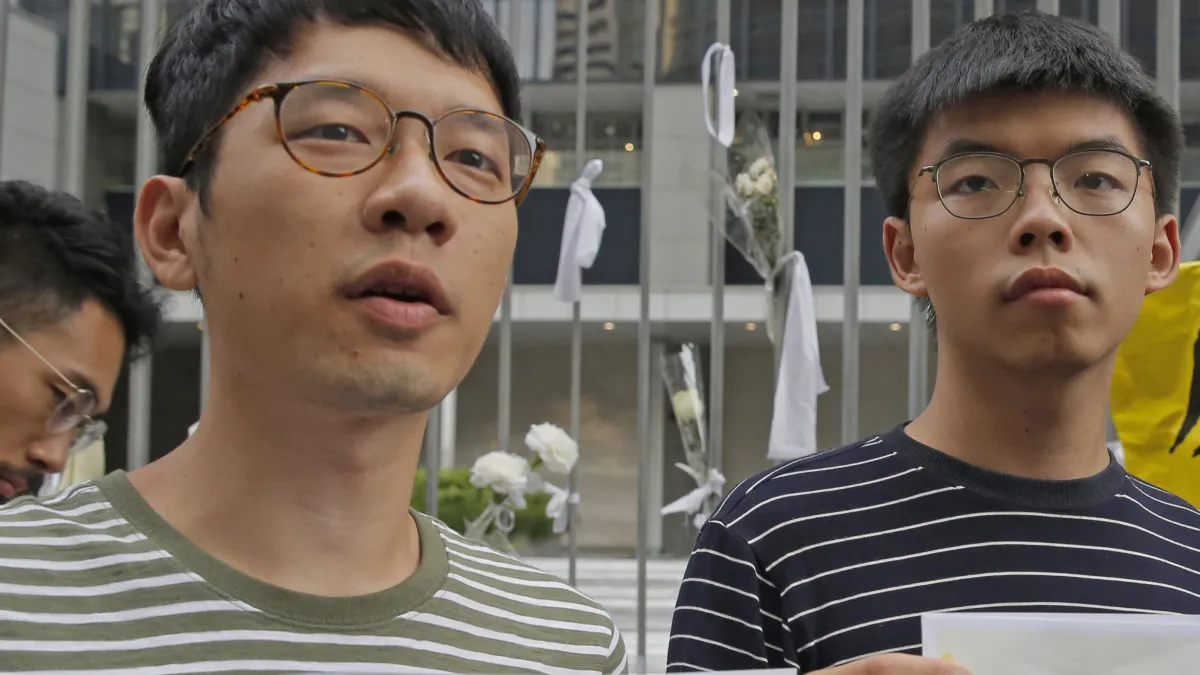 香港民主運動人士羅冠聰(Nathan Law)與黃之鋒(Joshua Wong)(AP)