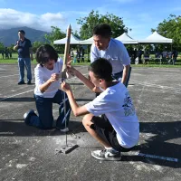 臺東縣政府攜手國家太空中心(TASA),舉辦「國中組學生科學營隊暨硝糖火箭競賽」。(圖/臺東縣政府提供) 臺東縣政府攜手國家太空中心(TASA),舉辦「國中組學生科學營隊暨硝糖火箭競賽」。(圖/臺東縣政府提供)