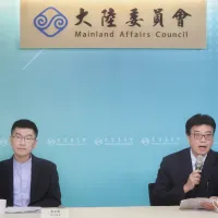 中国が公布した出入国新規定について見解を示す陸委会の邱垂正主任委員(右)と梁文傑副主任委員(左)。中国は「台胞証」を所持する台湾人を自国民と見なしていると強調した。(資料写真/柯承恵撮影) 中国が公布した出入国新規定について見解を示す陸委会の邱垂正主任委員(右)と梁文傑副主任委員(左)。中国は「台胞証」を所持する台湾人を自国民と見なしていると強調した。(資料写真/柯承恵撮影)