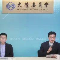 陸委會喊話北京,盼與我民選合法政府透過對等尊嚴、不設前提的溝通對話。圖為陸委會主委邱垂正(右)、 副主委梁文傑(左)。(資料照,柯承惠攝) 陸委會喊話北京,盼與我民選合法政府透過對等尊嚴、不設前提的溝通對話。圖為陸委會主委邱垂正(右)、 副主委梁文傑(左)。(資料照,柯承惠攝)