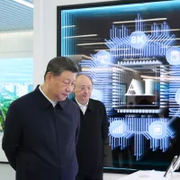 AI拠点を視察する中国の習近平国家主席(左)。(AP通信) AI拠点を視察する中国の習近平国家主席(左)。(AP通信)