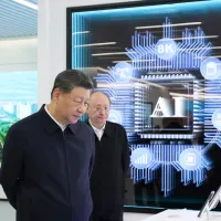 中国国家主席・習近平氏(左)、AI拠点を視察(写真/AP通信提供) 中国国家主席・習近平氏(左)、AI拠点を視察(写真/AP通信提供)