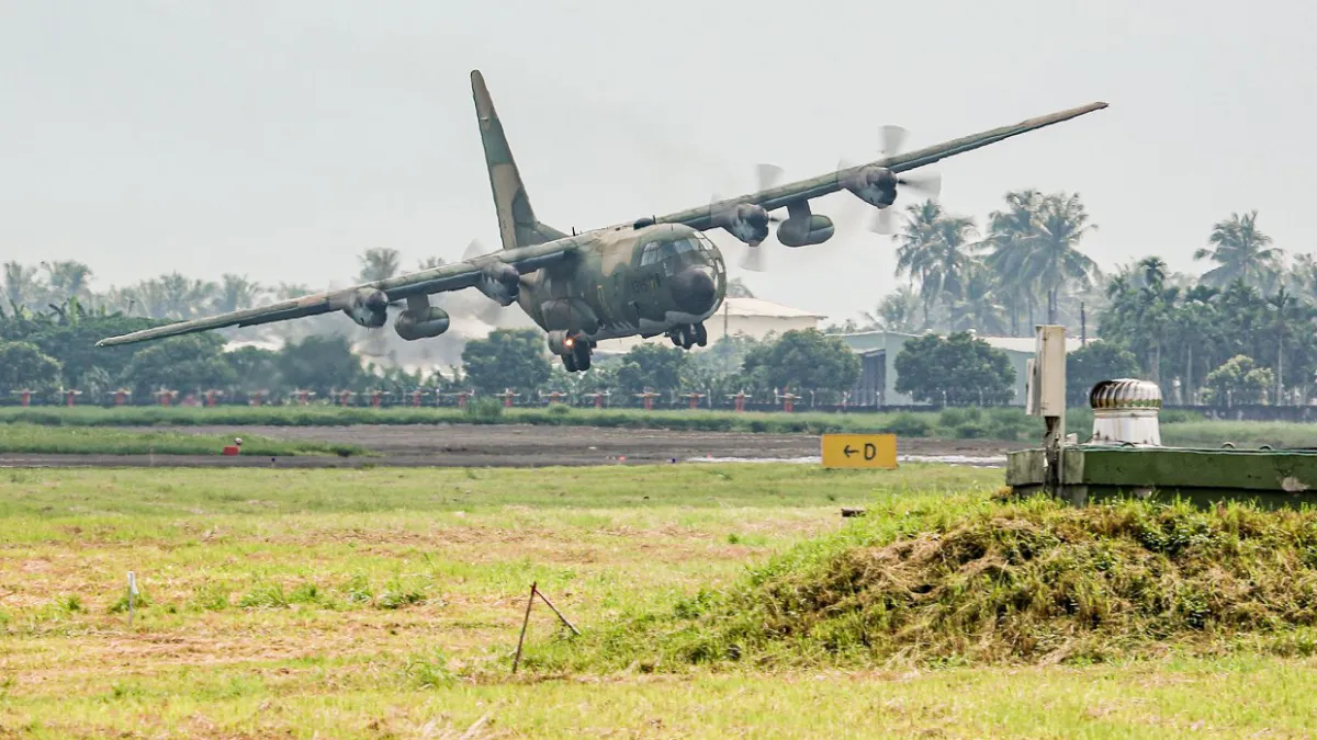 空軍22日於屏東進行飛行展示活動,包括C-130H運輸機(見圖)和P-3C反潛機都有進行動態展示。(取自青年日報)