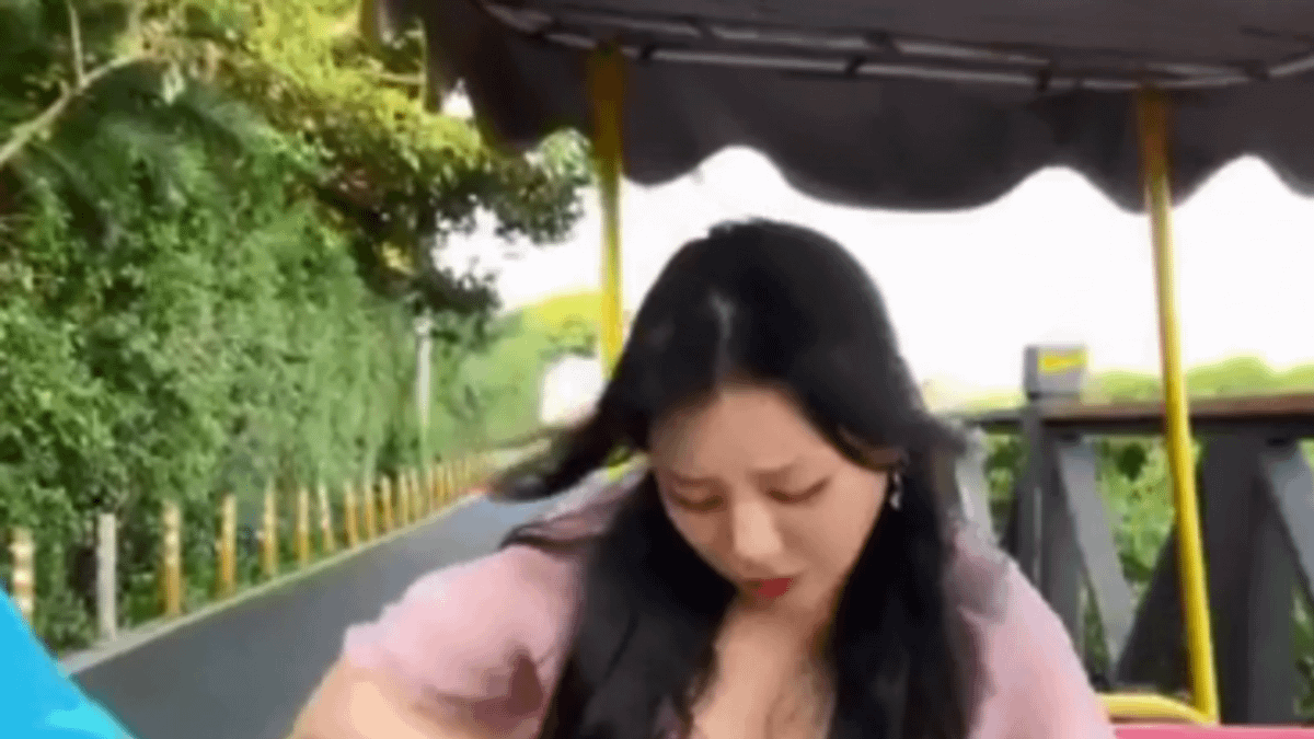 南韓女直播主來台旅遊遭男子伸鹹豬手。(圖/翻攝自afreecatv) 南韓女直播主來台旅遊遭男子伸鹹豬手。(圖/翻攝自afreecatv)