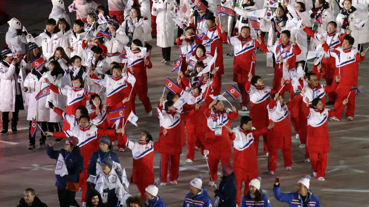 平昌冬奧閉幕式,兩韓選手一起進場,而旗幟的再度出現,象徵兩個國家的重大外交突破。(資料照,AP)