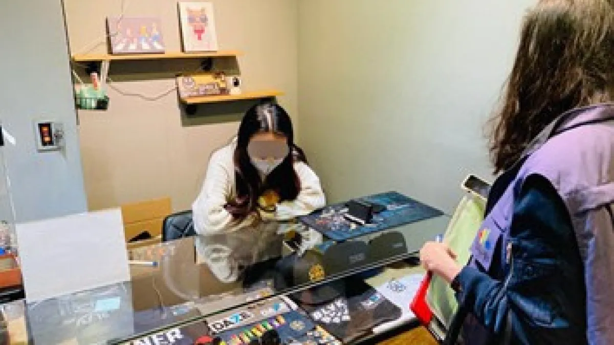 北市衛生局會同警察局針對列管菸品專賣店及夜市、商圈及攤販等進行聯合稽查。(圖/臺北市政府衛生局提供)