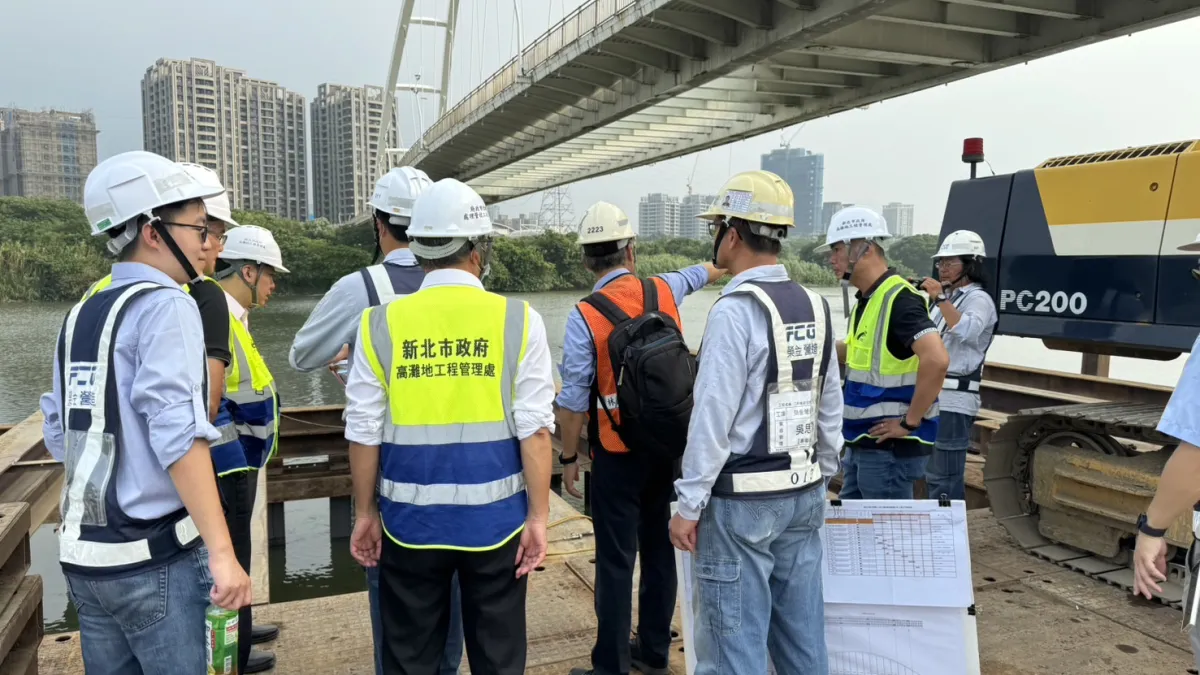 高灘處相當重視新月橋修復工程進度定期督導確保施工安全。(圖/新北市高灘處提供)