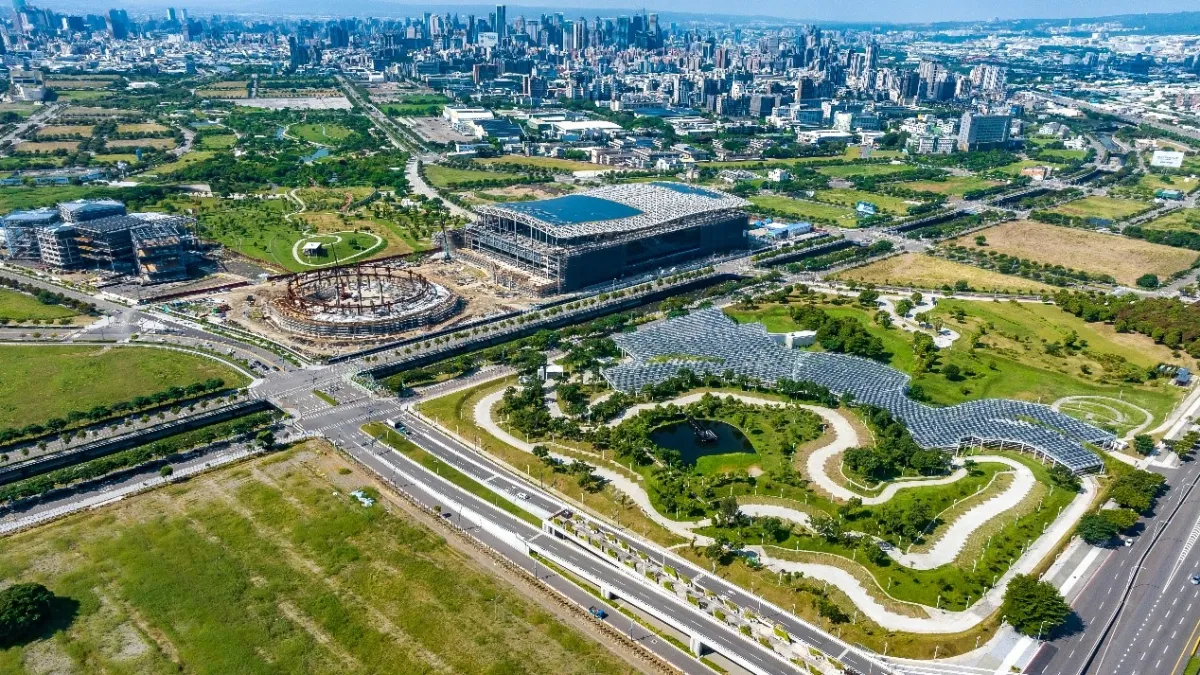 臺中市政府於水湳經貿園區內成功推動3大基礎工程、5大亮點建築,諸如臺中中央公園、中臺灣電影中心、臺中綠美圖、臺中國際會展中心及水湳轉運中心……等,建設成果有目共睹。(圖/臺中市政府地政局提供)