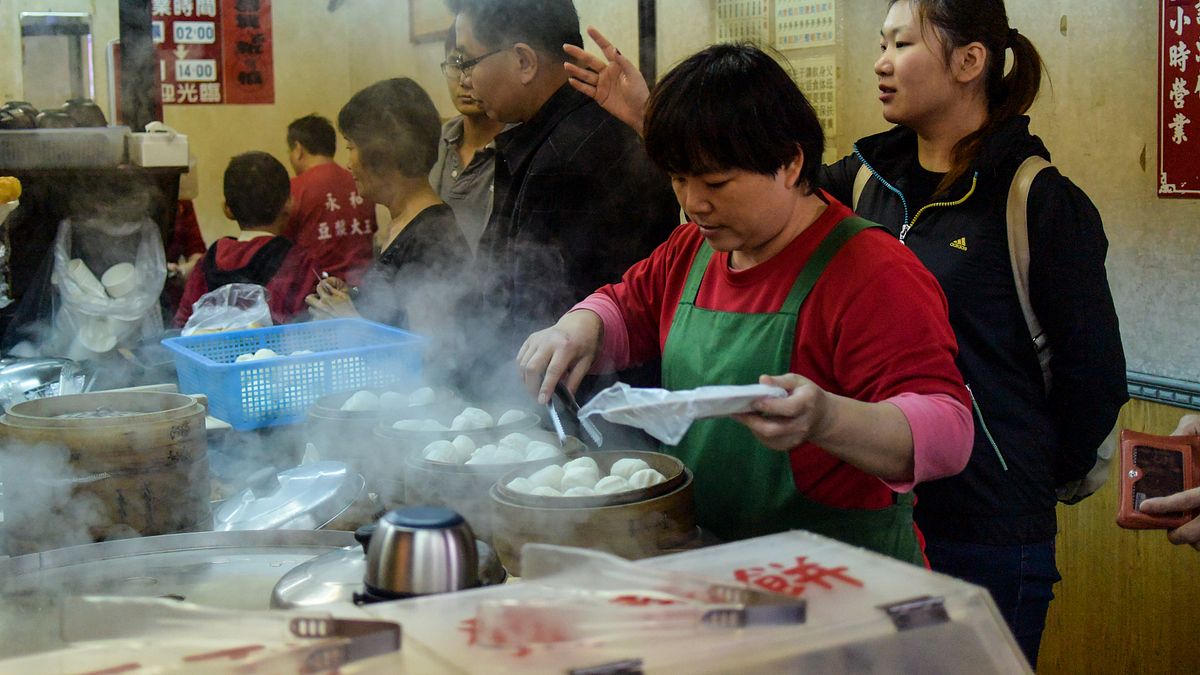 ,服務業必備相關法律知識,有助當下判斷責任與應對、賠償限度在哪裡。特別是面對不理性客戶,可以用法律做後盾!再者,後續爭議解決是依據法律進行,所以對相關法律知識不可或缺。(圖/m-louis .@flickr) ,服務業必備相關法律知識,有助當下判斷責任與應對、賠償限度在哪裡。特別是面對不理性客戶,可以用法律做後盾!再者,後續爭議解決是依據法律進行,所以對相關法律知識不可或缺。(圖/m-louis .@flickr)