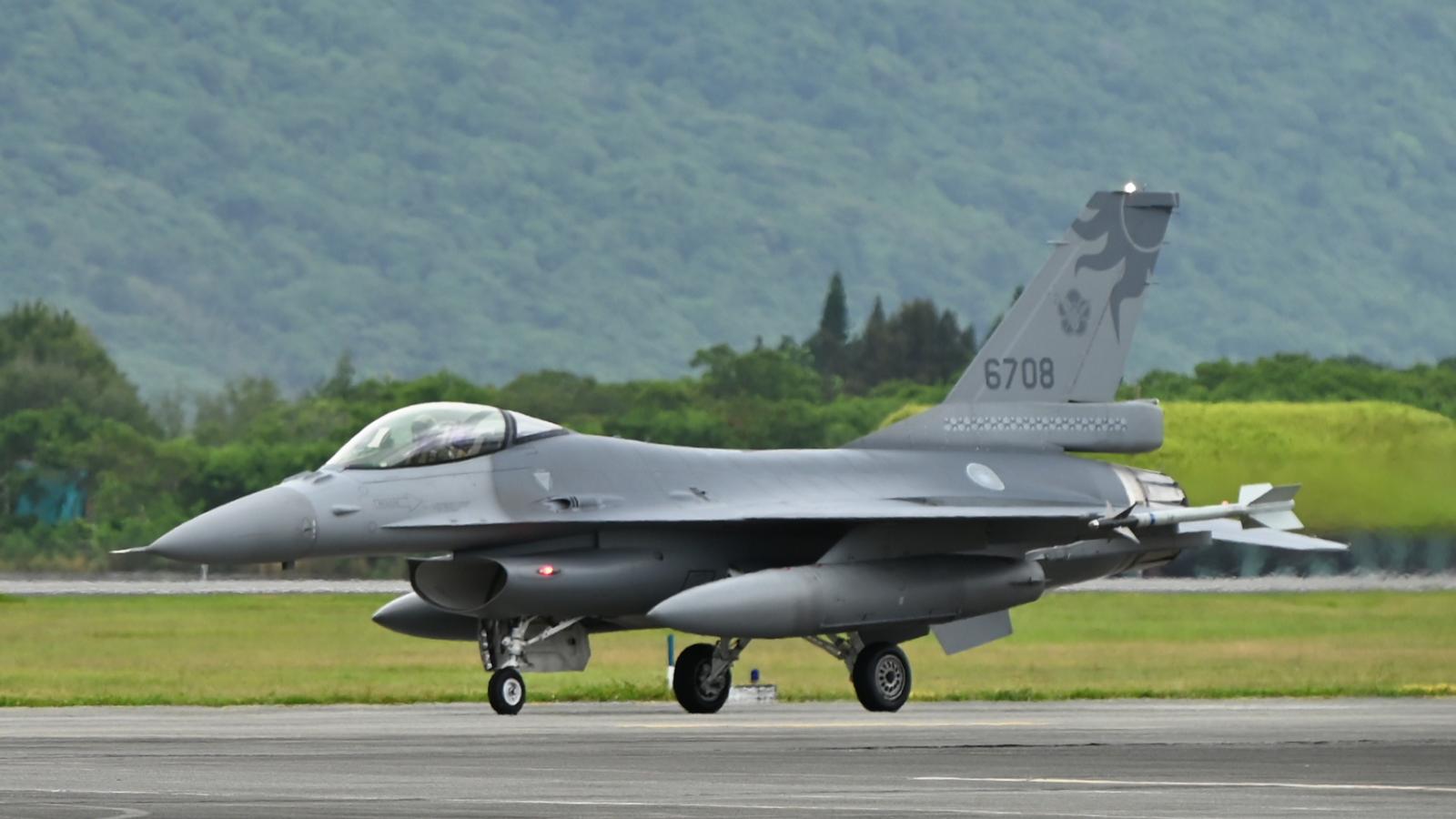 漢光42號演習首日驚傳飛安意外!F-16戰機降落衝出跑道 幸飛官平安