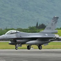 前空軍副司令の張延廷氏は、F-16戦闘機がF-16Vにアップグレードされた後、他の8割は旧装備のままだと述べる。これらはニュースの個別ケースとは無関係のイメージ写真である。(写真/陳昱凱撮影) 前空軍副司令の張延廷氏は、F-16戦闘機がF-16Vにアップグレードされた後、他の8割は旧装備のままだと述べる。これらはニュースの個別ケースとは無関係のイメージ写真である。(写真/陳昱凱撮影)
