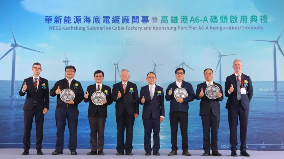 「華新能源海底電纜廠開幕暨高雄港A6-A碼頭啟用典禮」榮耀見證典禮環節長官合影。由左至右:Claes Westerlind, CEO and President of NKT、臺灣電力公司董事長 曾文生、經濟部政務次長。圖/華纜系統提供 「華新能源海底電纜廠開幕暨高雄港A6-A碼頭啟用典禮」榮耀見證典禮環節長官合影。由左至右:Claes Westerlind, CEO and President of NKT、臺灣電力公司董事長 曾文生、經濟部政務次長。圖/華纜系統提供