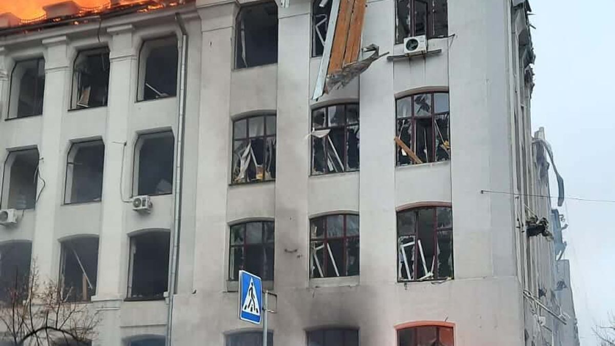 3月2日烏克蘭哈爾科夫國家警察局遭俄國導彈攻擊。(圖/取自facebook.com/MNS.GOV.UA) 3月2日烏克蘭哈爾科夫國家警察局遭俄國導彈攻擊。(圖/取自facebook.com/MNS.GOV.UA)