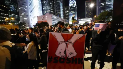 隨著北京逐漸背離「一國兩制」的承諾,香港的民主也日漸消逝。(美聯社)
