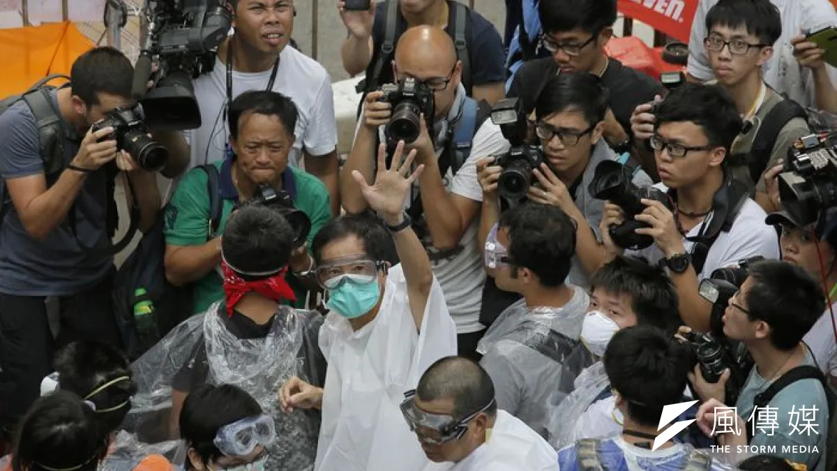 民主黨創黨主席李柱銘(舉手者)與香港報人黎智英(白衣戴眼罩者)28日參與佔中。(美聯社)