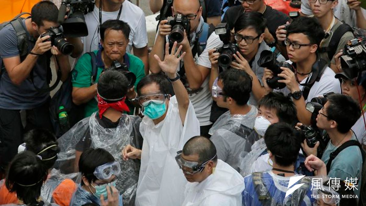 民主黨創黨主席李柱銘(舉手者)與香港報人黎智英(白衣戴眼罩者)28日參與佔中。(美聯社) 民主黨創黨主席李柱銘(舉手者)與香港報人黎智英(白衣戴眼罩者)28日參與佔中。(美聯社)