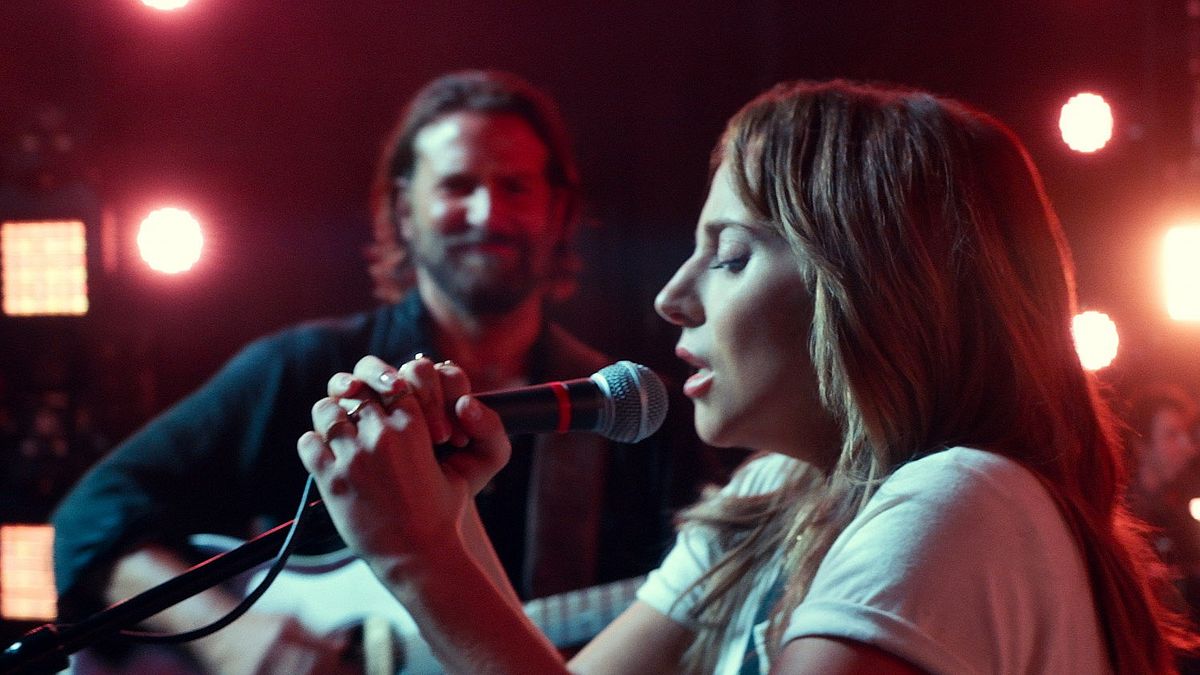 《一個巨星的誕生》是女神卡卡的電影處女作,片中他不但素顏展現天籟歌喉,超真實演技也令人驚豔。(圖/華納兄弟提供) 《一個巨星的誕生》是女神卡卡的電影處女作,片中他不但素顏展現天籟歌喉,超真實演技也令人驚豔。(圖/華納兄弟提供)