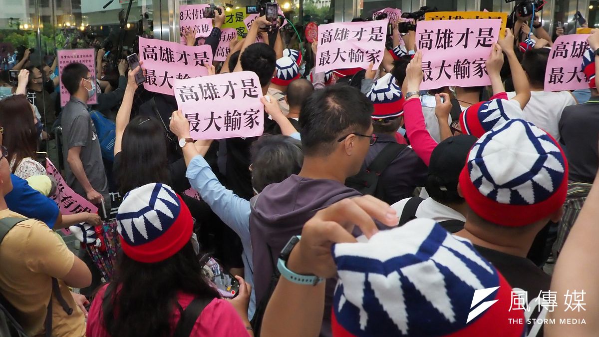 高雄市長韓國瑜確定被罷免後舉行記者會,支持者在場外力挺。(林瑞慶攝) 高雄市長韓國瑜確定被罷免後舉行記者會,支持者在場外力挺。(林瑞慶攝)