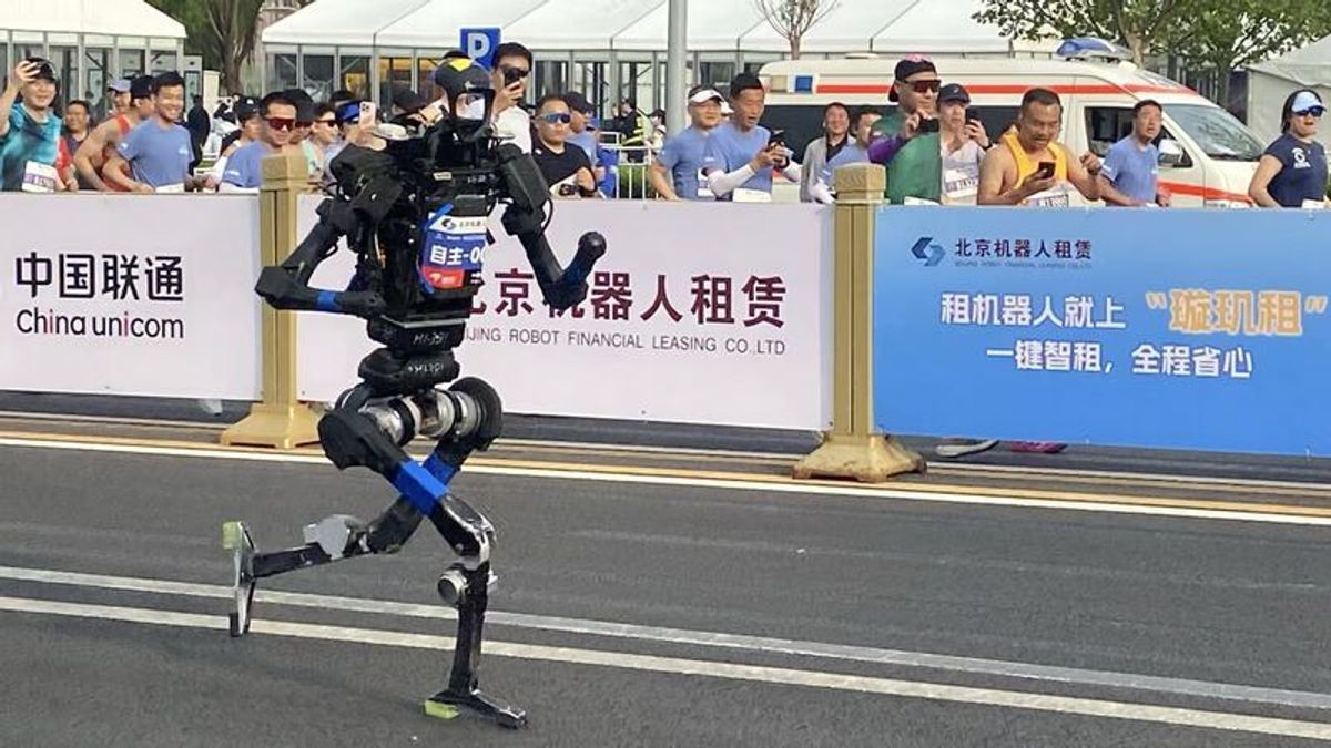 北京觀察》亦莊機器人半馬落幕:閃電「50分26秒」破紀錄!中國智造的「奇奇怪怪」躍進,還是人機共跑的荒誕寓言?