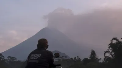 印尼爪哇島日惹的巨大活火山「默拉皮火山」3日上午噴發(美聯社)