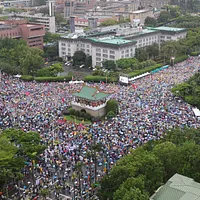 国民党は26日、「反緑共、独裁と戦う」集会を開催。賴清徳総統は「本当に独裁と戦うべき場所は北京天安門広場だ」と応じた。(顏麟宇撮影) 国民党は26日、「反緑共、独裁と戦う」集会を開催。賴清徳総統は「本当に独裁と戦うべき場所は北京天安門広場だ」と応じた。(顏麟宇撮影)
