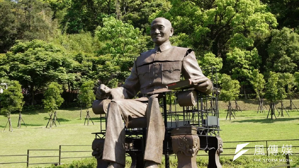 在高雄被肢解後搬到慈湖雕塑公園的蔣介石銅像。(取目PANORAMIO)