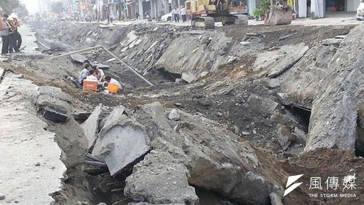 高雄氣爆,一個城市的陷落,讓我們看到台灣為了經濟發展付出多麼慘痛的代價。(作者朱淑娟拍攝提供) 高雄氣爆,一個城市的陷落,讓我們看到台灣為了經濟發展付出多麼慘痛的代價。(作者朱淑娟拍攝提供)