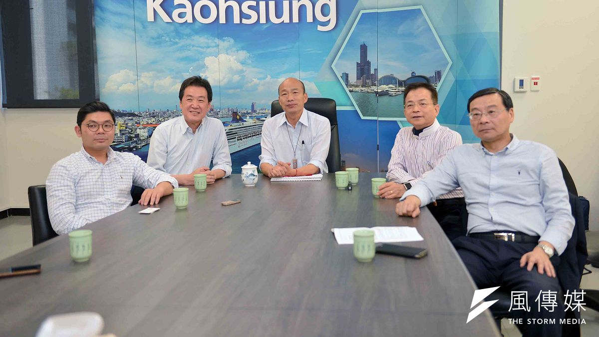 立法委員費鴻泰(左二)、許毓仁(左一)、賴士葆(右二)及曾銘宗(右一)等人拜會高雄市政府,市長韓國瑜熱情歡迎。(圖/徐炳文攝) 立法委員費鴻泰(左二)、許毓仁(左一)、賴士葆(右二)及曾銘宗(右一)等人拜會高雄市政府,市長韓國瑜熱情歡迎。(圖/徐炳文攝)