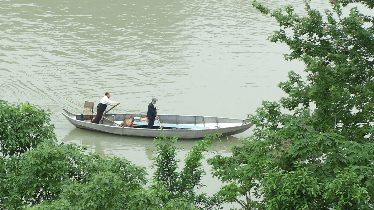 新北市政府爭取前瞻計畫預算,提案「新店溪系整治及水環境營造」計畫,遭地方公民團體認為,相關計畫恐破壞列冊追蹤的文化景觀「新店渡」,引起文資保存爭議。圖為新店溪人力渡船。(新店溪守護聯盟梁蔭民提供) 新北市政府爭取前瞻計畫預算,提案「新店溪系整治及水環境營造」計畫,遭地方公民團體認為,相關計畫恐破壞列冊追蹤的文化景觀「新店渡」,引起文資保存爭議。圖為新店溪人力渡船。(新店溪守護聯盟梁蔭民提供)