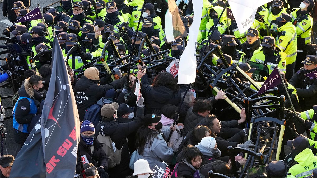 2025年1月3日,韓國總統官邸附近,韓國工會聯合會成員在要求立即逮捕尹錫悅,與警方發生衝突。(美聯社) 2025年1月3日,韓國總統官邸附近,韓國工會聯合會成員在要求立即逮捕尹錫悅,與警方發生衝突。(美聯社)