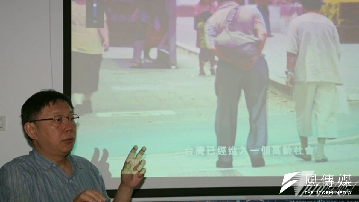 柯文哲與白秀雄早有往來,據傳他日前公布的銀髮族照養政策,曾經得到白秀雄的指點。(余志偉攝) 柯文哲與白秀雄早有往來,據傳他日前公布的銀髮族照養政策,曾經得到白秀雄的指點。(余志偉攝)