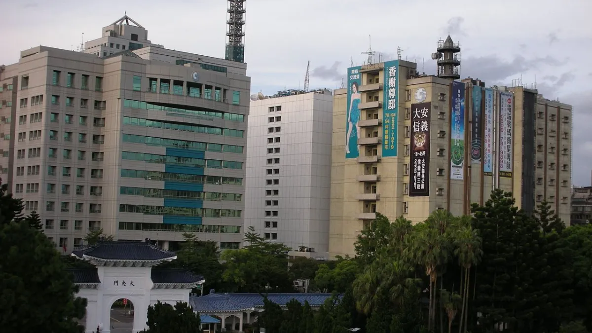 外傳中華電信因太陽能標案包商一物兩賣坑殺金主,恐被迫吞30億元壞帳,中華電今澄清第3季財報仍在編製中,預期呆帳金額無異常增加。圖為中華電信大樓。(資料照,取自Tianmu peter@wikipedia/CC BY 3.0)