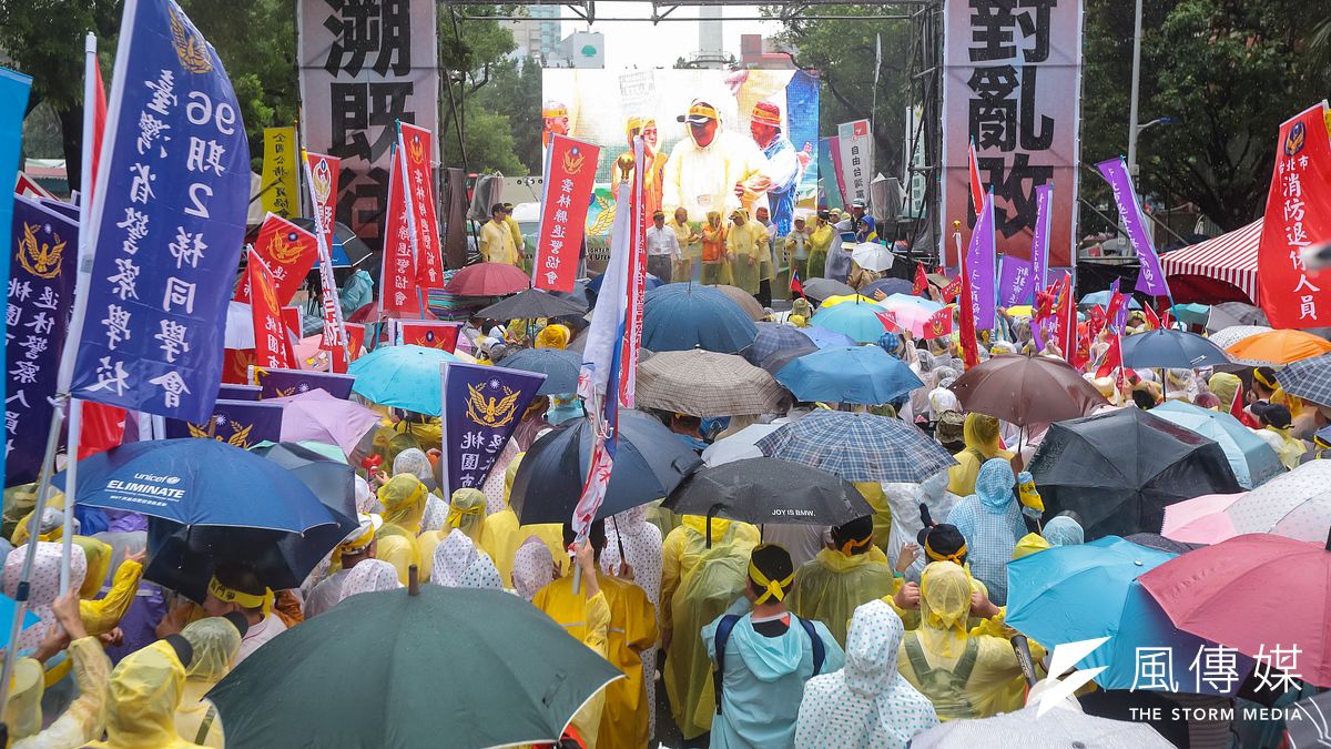 多個反年改團體15日於立法院群賢樓外抗議,並訴求「反對亂改,不溯既往」標語。(顏麟宇攝) 多個反年改團體15日於立法院群賢樓外抗議,並訴求「反對亂改,不溯既往」標語。(顏麟宇攝)
