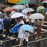 北東季節風と台風24号(フンシェン)の外側循環による共伴効果の影響で、きょう(21日)午前からあすにかけて顕著な降雨が見られる。(資料写真/柯承惠撮影) 北東季節風と台風24号(フンシェン)の外側循環による共伴効果の影響で、きょう(21日)午前からあすにかけて顕著な降雨が見られる。(資料写真/柯承惠撮影)