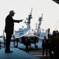 駐日米空母「ジョージ・ワシントン」に乗艦する米大統領のドナルド・トランプ氏。(AP通信) 駐日米空母「ジョージ・ワシントン」に乗艦する米大統領のドナルド・トランプ氏。(AP通信)