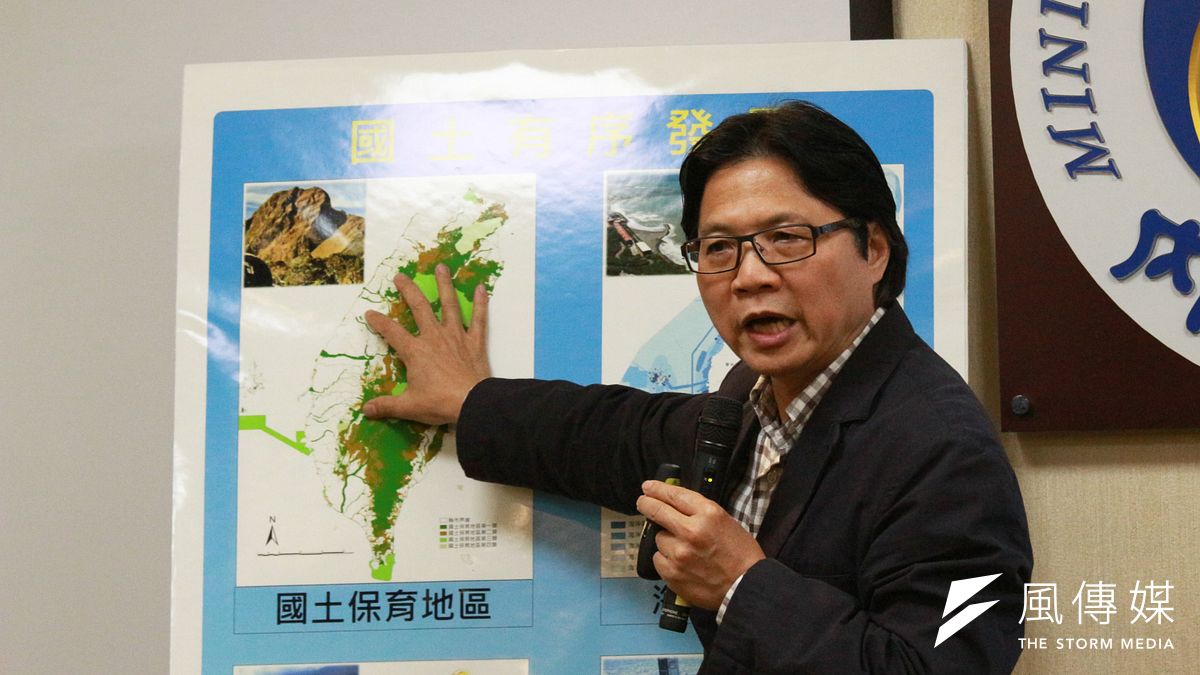 葉俊榮表示,《國土計畫法》是在前年5月1日、新政府上台前公告實施,該法針對國土計畫的實施訂定6年期程,第一階段的全國國土計畫,規定於今年5月1日以前完成。(陳韡誌攝) 葉俊榮表示,《國土計畫法》是在前年5月1日、新政府上台前公告實施,該法針對國土計畫的實施訂定6年期程,第一階段的全國國土計畫,規定於今年5月1日以前完成。(陳韡誌攝)