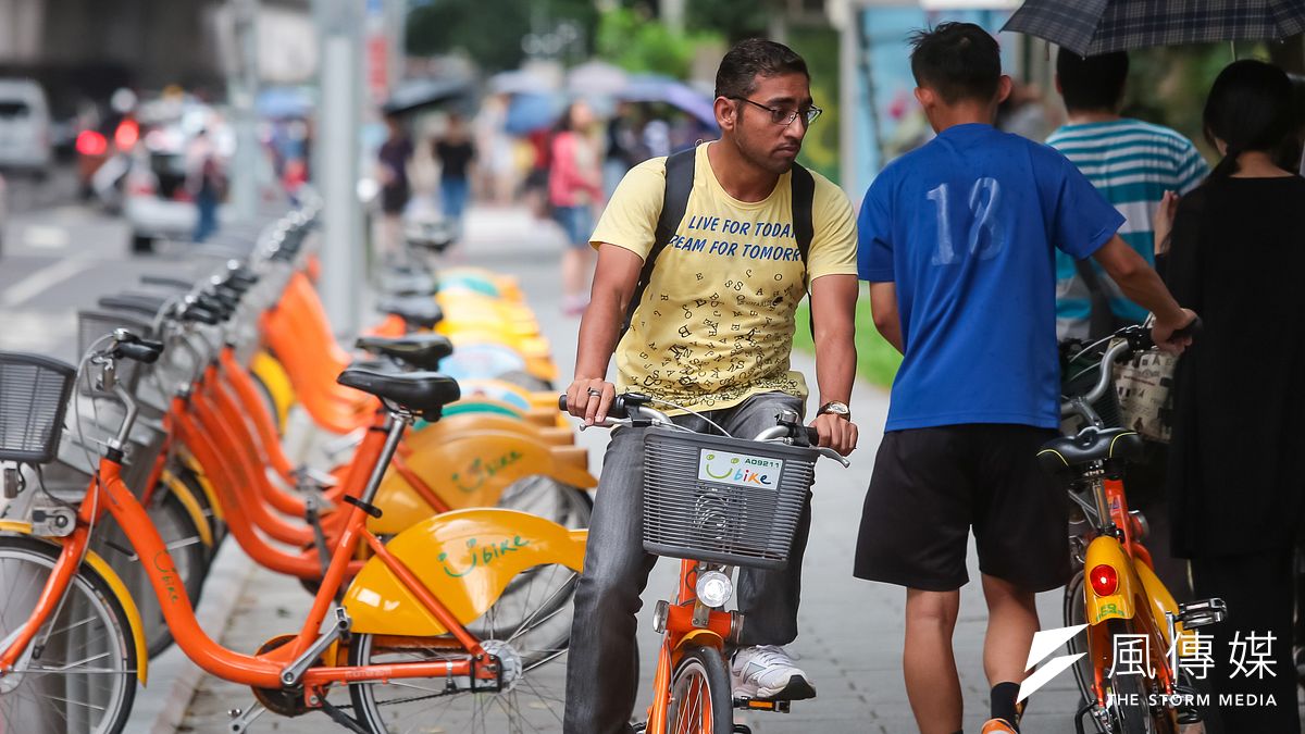 國發會《外國專業人才延攬及僱用法》專法,針對「特定專業人才」的聘僱與居留許可,從3年延長為5年,子女在台工作將可隨同專業人數申請永久居留,取得永久居留後,在台工作薪資即可不再適用47971元的僑外生留台的月薪門檻。(資料照,顏麟宇攝) 國發會《外國專業人才延攬及僱用法》專法,針對「特定專業人才」的聘僱與居留許可,從3年延長為5年,子女在台工作將可隨同專業人數申請永久居留,取得永久居留後,在台工作薪資即可不再適用47971元的僑外生留台的月薪門檻。(資料照,顏麟宇攝)