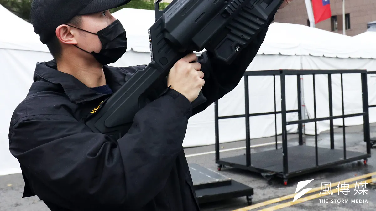 空拍機入手門檻低、普及率高,未經許可升空或因操作不慎掉落人群,對飛航安全、大型活動現場形成威脅,無人機干擾槍成為最直接的「軟殺」手段。(蘇仲泓攝)