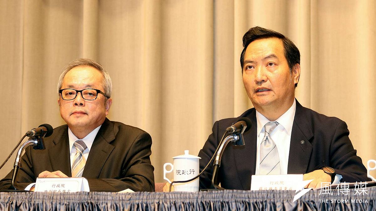 行政院慶富案專案小組調查報告,副院長施俊吉、政務委員羅秉成。(蘇仲泓攝) 行政院慶富案專案小組調查報告,副院長施俊吉、政務委員羅秉成。(蘇仲泓攝)