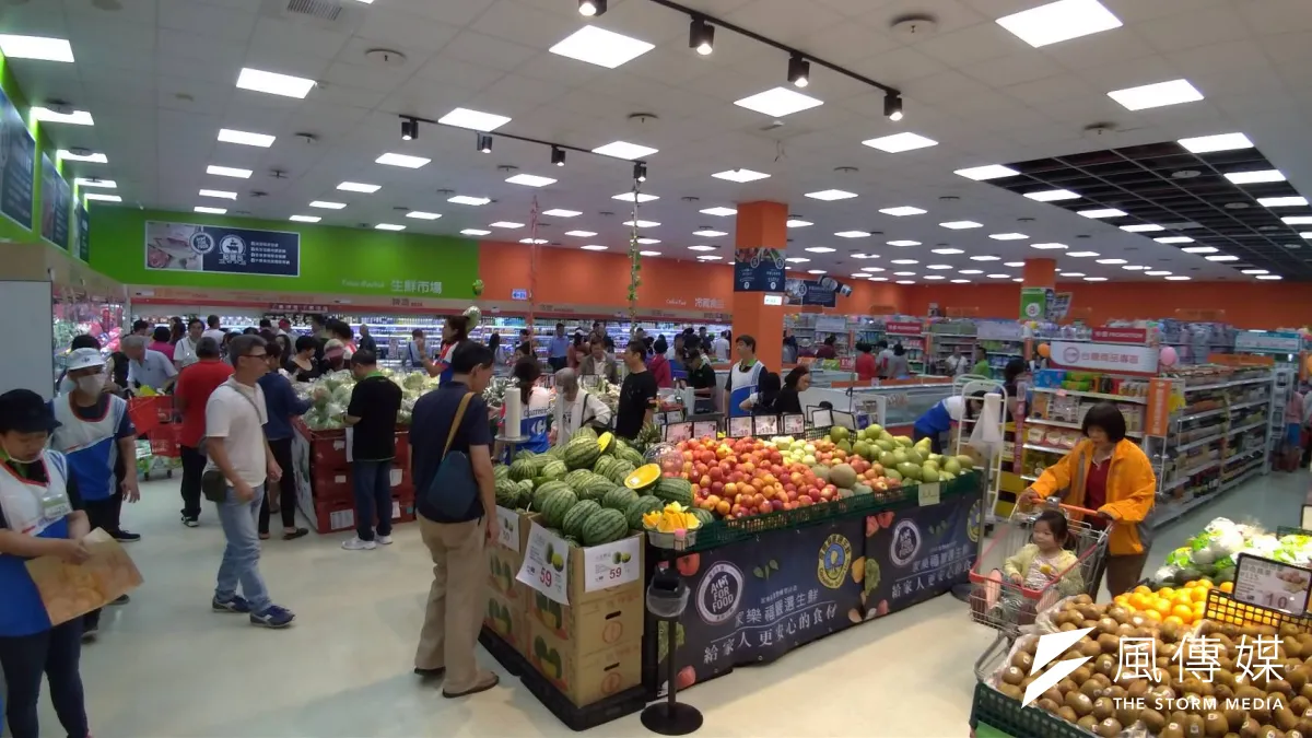 家樂福便利購超市高雄小港漢民店、台中水湳店及高雄鳳山甲一店即將連續三天,使便利購超市的店數一舉達到66家。(圖/徐炳文攝)