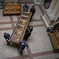 2022年3月4日、ウクライナ西部の大都市リヴィウ(Lviv)の博物館職員たちが、戦火による収蔵品への被害を避けるため、緊急に館内の文化財を避難させ、関連する防護措置を設置した。(AP通信) 2022年3月4日、ウクライナ西部の大都市リヴィウ(Lviv)の博物館職員たちが、戦火による収蔵品への被害を避けるため、緊急に館内の文化財を避難させ、関連する防護措置を設置した。(AP通信)