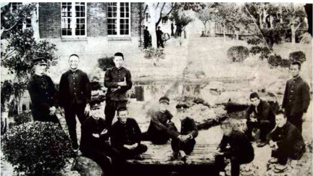 高一生積極吸取現代樂理的養分,揉雜部落的日常感受,創作出嶄新的原住民族音樂。那些歌曲富有音樂的美好,同時承載著對族群的認同與愛,記錄下原住民族時代的聲音。圖為高一生(左二站立者)與同學合影。(高英傑提供) 高一生積極吸取現代樂理的養分,揉雜部落的日常感受,創作出嶄新的原住民族音樂。那些歌曲富有音樂的美好,同時承載著對族群的認同與愛,記錄下原住民族時代的聲音。圖為高一生(左二站立者)與同學合影。(高英傑提供)