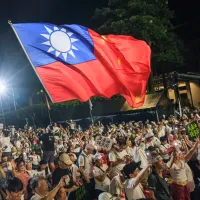 2026年選舉藍白合作看似高枕無憂,中聯毒油爆發後725大造勢藍軍支持者出籠國民黨內一度興高采烈,沒想到福無雙至、禍不單行,一個月內接連有三大事件引爆,讓國民黨對年底選情評估開始反轉。(劉偉宏攝) 2026年選舉藍白合作看似高枕無憂,中聯毒油爆發後725大造勢藍軍支持者出籠國民黨內一度興高采烈,沒想到福無雙至、禍不單行,一個月內接連有三大事件引爆,讓國民黨對年底選情評估開始反轉。(劉偉宏攝)