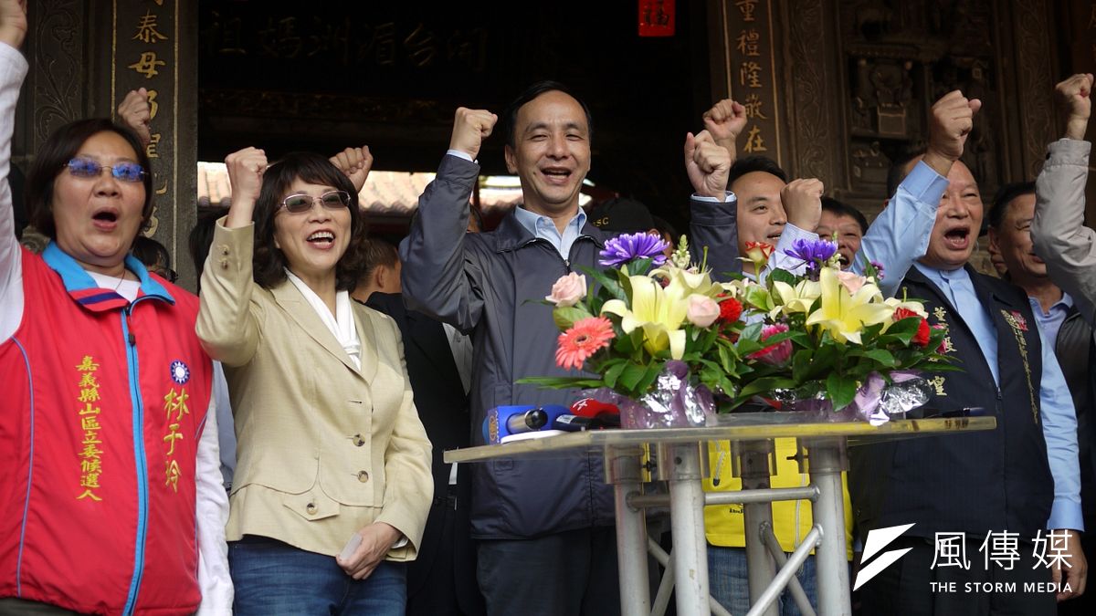 國民黨「朱玄配」成形之後,朱立倫(左三)、王如玄(左二)26日首度合體下鄉,首站回到王如玄的夫家嘉義縣,前往拜訪新港奉天宮。(羅暐智攝) 國民黨「朱玄配」成形之後,朱立倫(左三)、王如玄(左二)26日首度合體下鄉,首站回到王如玄的夫家嘉義縣,前往拜訪新港奉天宮。(羅暐智攝)