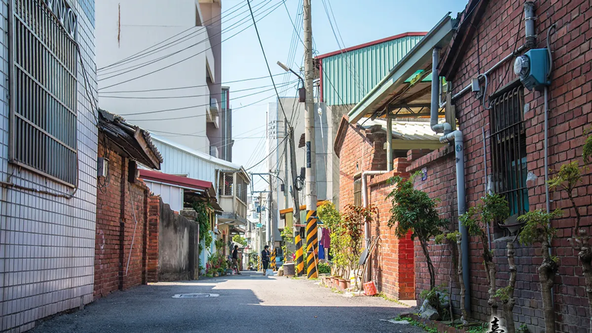 清水老街的營盤巷,在清領時期是官兵駐紮的大街,如今是市區裡的古道巷弄。(圖/台中好生活提供) 清水老街的營盤巷,在清領時期是官兵駐紮的大街,如今是市區裡的古道巷弄。(圖/台中好生活提供)